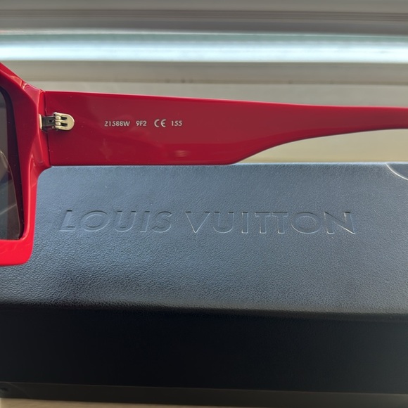 BRAND NEW !! Comes with box and dust bag - Picture 3 of 7